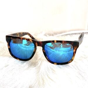 BRAND NEW DIFF EYEWEAR RILEY - AMBER
TORTOISE + BLUE MIRROR SUNGLASSES